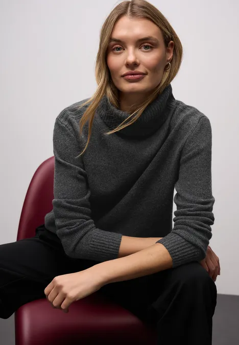 Doux pull à col roulé gravel grey mel. Doux pull à col roulé gravel grey mel.