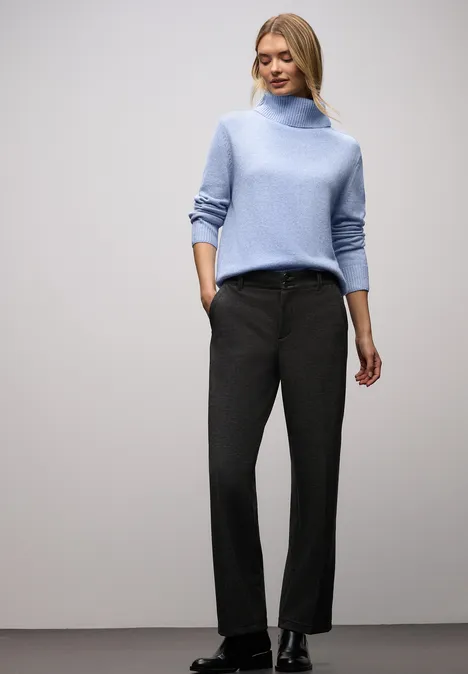 Doux pull à col roulé frosted blue mel. Doux pull à col roulé frosted blue mel.