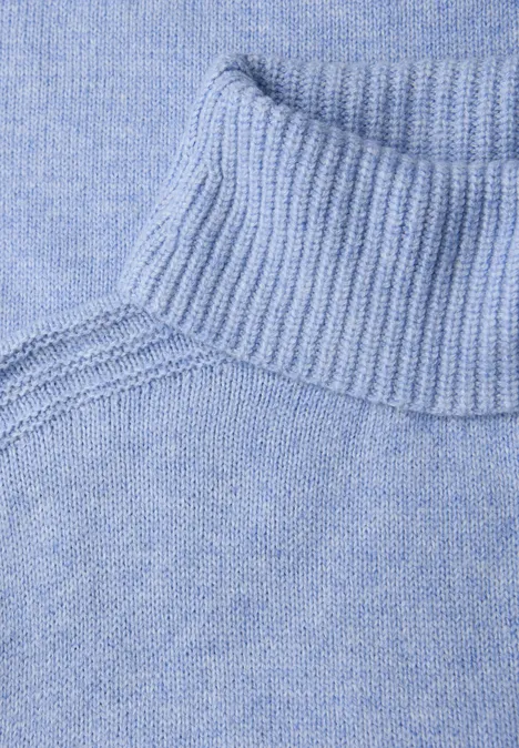 Doux pull à col roulé frosted blue mel. Doux pull à col roulé frosted blue mel.