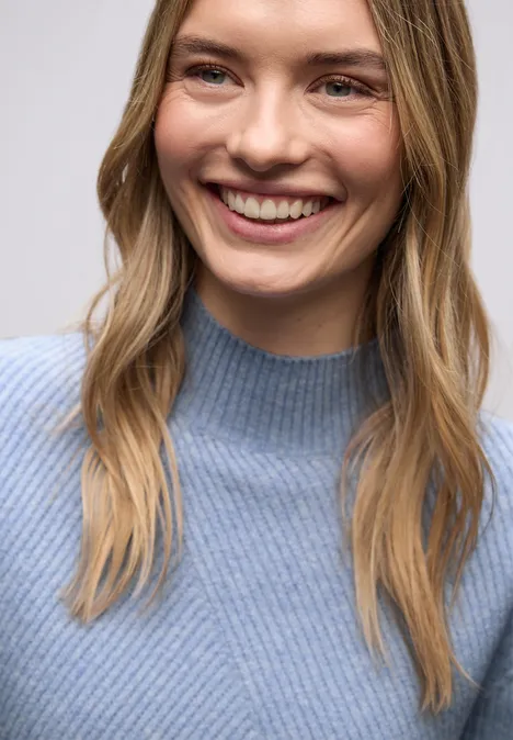 Zachte trui met structuur frosted blue mel. Zachte trui met structuur frosted blue mel.