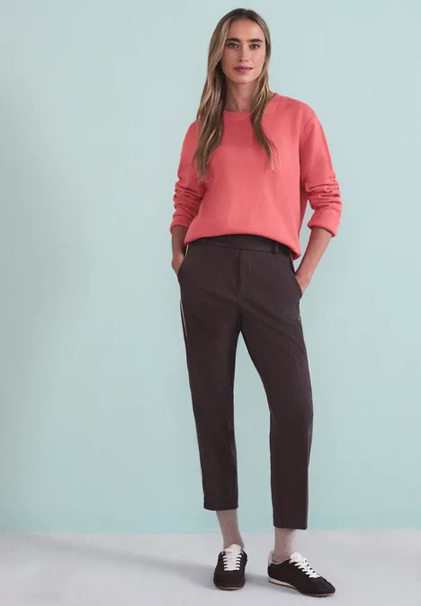 Basistrui striking coral