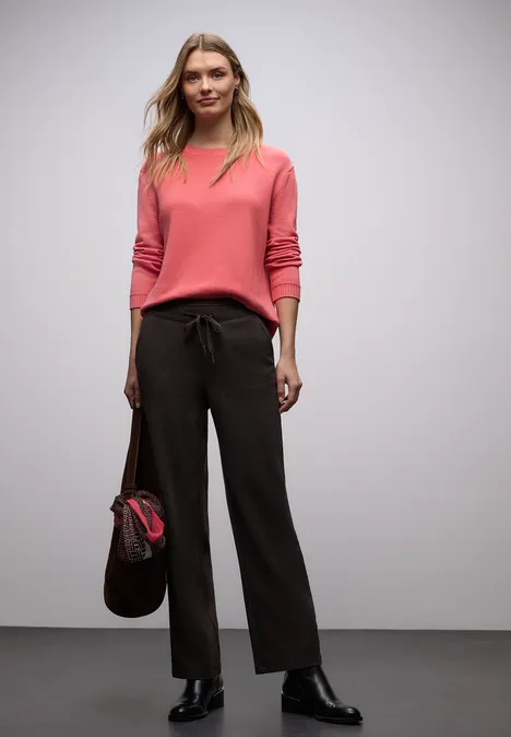 Basistrui striking coral