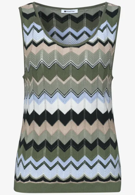 Mouwloos gebreid topje met meerkleurig chevronpatroon in groen, blauw, beige, zwart en wit.