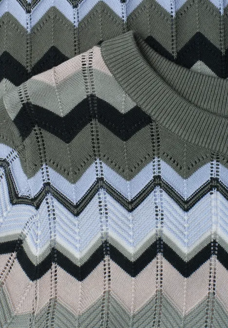 Gestricktes Stoffmuster mit Zickzack-Streifen in Grün-, Grau- und Schwarztönen.