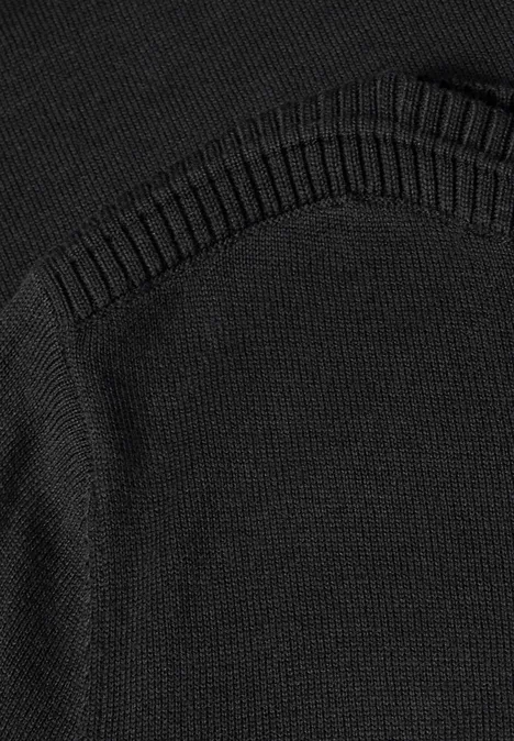 Schwarz gestricktes Kleidungsstück mit feinem Rippstrickmuster und sauberer Naht.