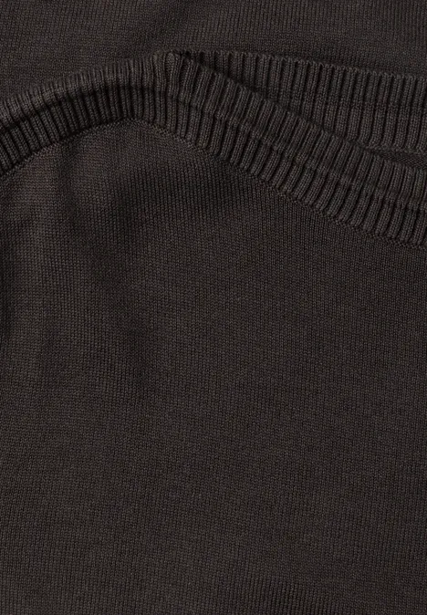 Eenvoudige trui met boothals black coffee Nahaufnahme eines schwarzen Textilkleidungsstücks mit strukturierter Bundnaht.