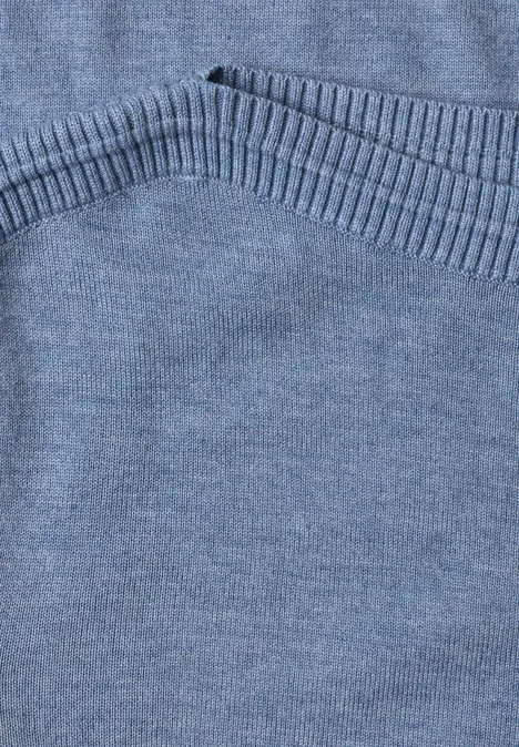 Pull basique à col bateau northern blue mel. Gros plan d'un pull en maille bleu clair avec ourlet côtelé.