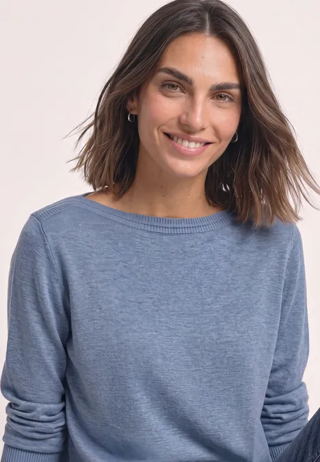 Pull basique à col bateau northern blue mel. Portrait d’une femme souriante aux cheveux châtains et pull bleu