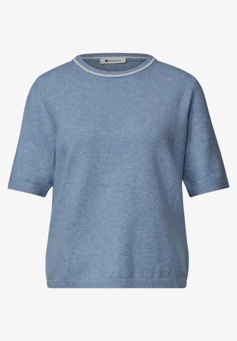 Pull à manches courtes avec détails contrastés northern blue mel. Hellblauer Kurzarm-Pullover mit Rundhalsausschnitt.