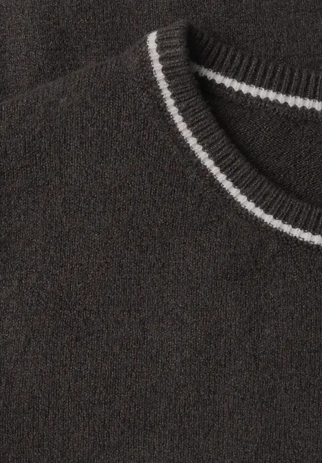 Pull à manches courtes avec détails contrastés black coffee mel. Naheinstellung eines schwarzen Strickpullovers mit Rundhalsausschnitt und weiß gestreiftem Kragen.