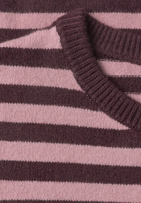 T-shirt met korte mouwen, ronde hals en strepen rustic rouge mel. Nahaufnahme eines gestreiften Pullovers in Rosa und Dunkelbraun mit V-Ausschnitt.