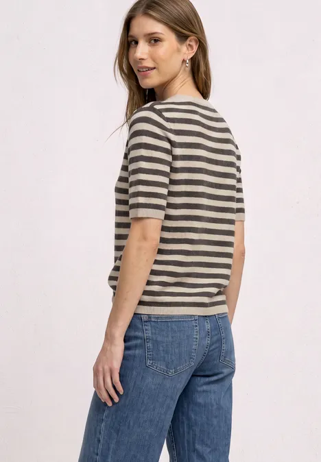 T-shirt met korte mouwen, ronde hals en strepen clay sand mel. Frau in gestreiftem T-Shirt und Jeans, schaut über die Schulter.
