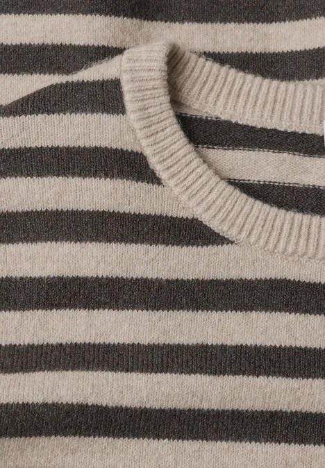 T-shirt met korte mouwen, ronde hals en strepen clay sand mel. Nahaufnahme eines gestrickten Pullovers mit beigen und braunen horizontalen Streifen.