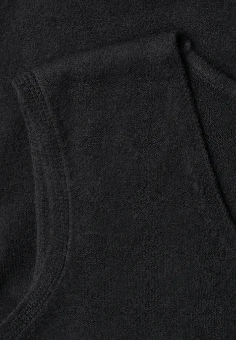 Pullunder mit V-Neck in Unifarbe Black Nahaufnahme einer schwarzen Stofftasche an einem Kleidungsstück