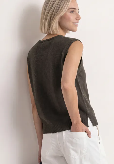 V-hals trui in effen kleur black coffee mel. Frau trägt braunes ärmelloses Stricktop und weiße Hose, seitlich von hinten.