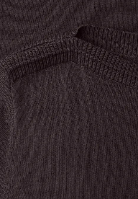 Basic Pullover mit U-Boot-Ausschnitt ruby vine Nahaufnahme zweier dunkelbrauner Pullover mit Rippenstrick am Ausschnitt, übereinander gelegt.
