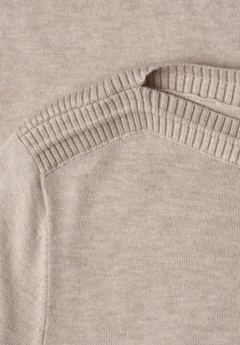 Eenvoudige trui met boothals clay sand mel. Nahaufnahme eines beigen Strickpullovers mit geripptem Halsausschnitt und Schulternaht.