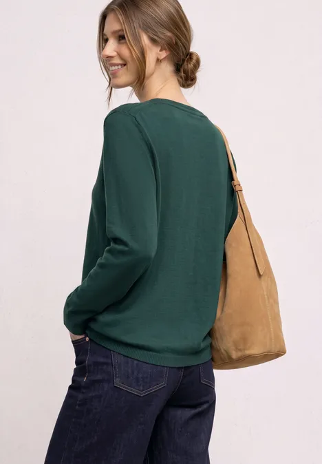 Eenvoudige trui met boothals shadow teal Vrouw in groen langermig shirt, blauwe jeans en beige tas, opzij poseerend in een casual stijl.