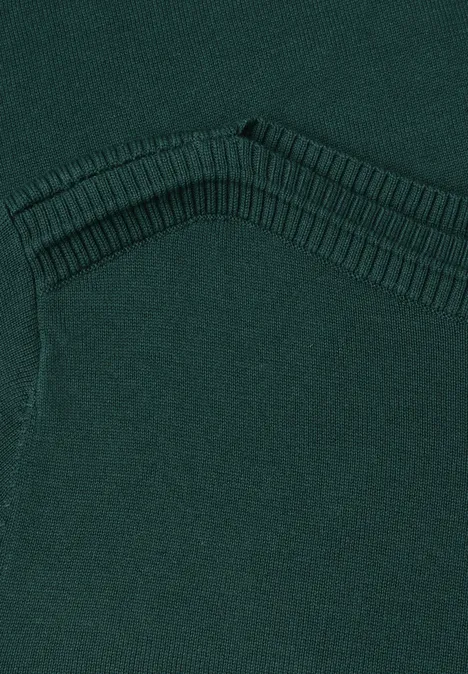 Eenvoudige trui met boothals shadow teal Close-up van een donkergroene gebreide trui met V-vormige siernaad.