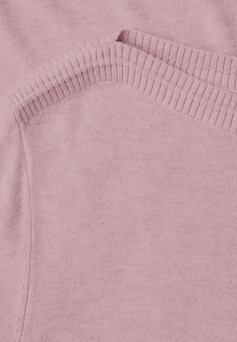 Basic Pullover mit U-Boot-Ausschnitt quiet rose mel. Nahaufnahme eines rosafarbenen Strickpullover-Ausschnitts mit Rippenmuster.