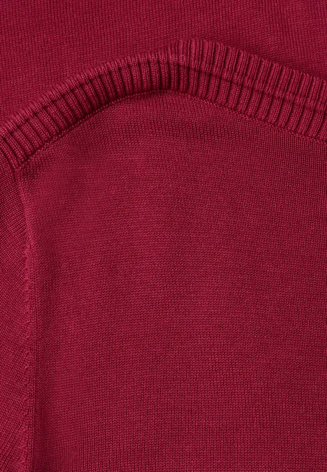 Eenvoudige trui met boothals inferno red Close-up van donkerrood textiel met zichtbare naad en geribbelde afwerking