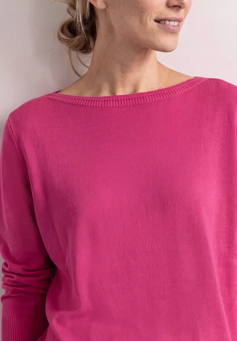 Eenvoudige trui met boothals impact pink Vrouw in felroze trui, zijaanzicht tegen een neutrale achtergrond.