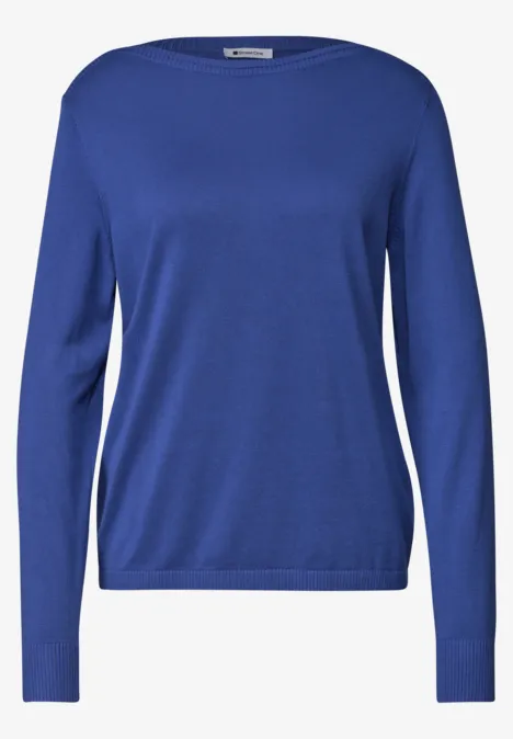 Ein schlichter blauer Pullover mit langen Ärmeln.