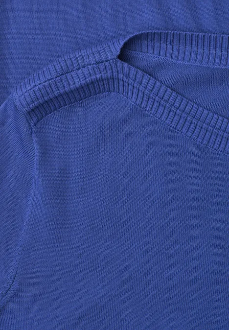 Eenvoudige trui met boothals bold blue Close-up van een koningsblauw kledingstuk met zichtbare naden en insteekzak