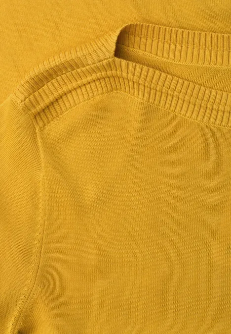 Eenvoudige trui met boothals saffron yellow Nahaufnahme eines senfgelben Strickpullovers mit Rundausschnitt und angedeuteter Schulternaht.