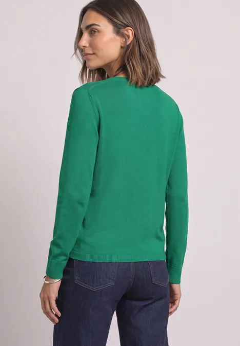 Eenvoudige trui met boothals kelly green Vrouw van achter in groen shirt met lange mouwen en spijkerbroek, hoofd opzij gedraaid.