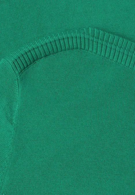 Eenvoudige trui met boothals kelly green Close-up van groene gebreide stof met verstevigde naad
