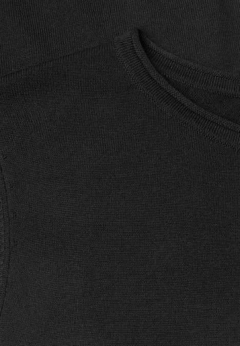 Trui met ronde hals en omgeslagen randen Black Close-up van een zwarte stof met fijne textuur.