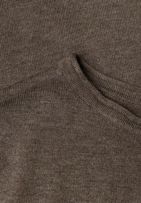 Trui met ronde hals en omgeslagen randen nomad brown mel. Close-up van een bruine gebreide trui met opgestikte zak.