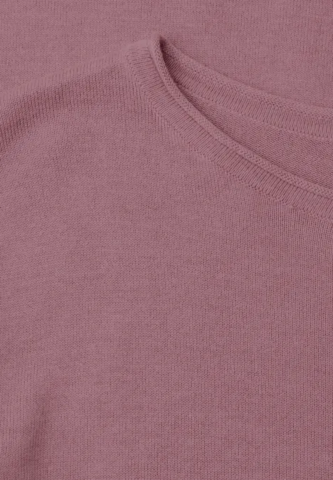 Nahaufnahme eines rosafarbenen Rundhalsshirts aus weichem Feinstrick.