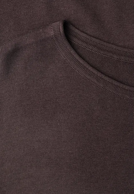 Nahaufnahme eines dunkelbraunen T-Shirt-Ausschnitts.