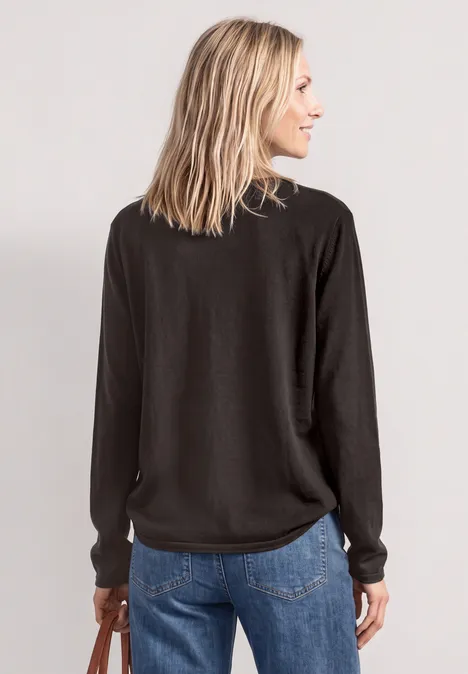 Pullover mit Rundhals und Rollkanten black coffee Eine Frau steht mit dem Rücken zur Kamera und trägt einen dunklen Pullover und Jeans.