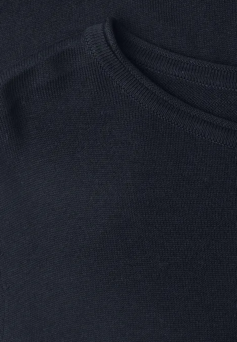 Nahaufnahme eines schwarzen Rundhals-T-Shirts aus Baumwollstoff.