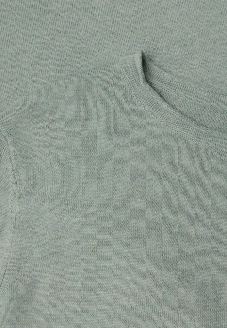 Trui met ronde hals en omgeslagen randen eucalyptus green mel. Close-up van een lichtgroen, gemêleerd T-shirt of trui met ronde hals.