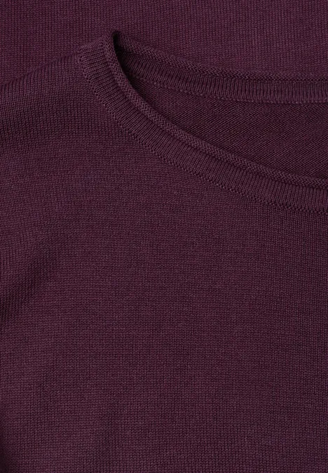 Trui met ronde hals en omgeslagen randen berry maroon Close-up van een bordeauxrode T-shirt met ronde hals