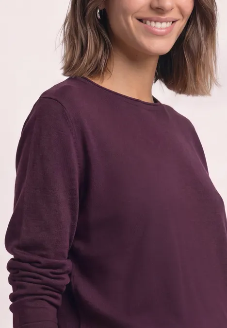 Trui met ronde hals en omgeslagen randen berry maroon Een lachend persoon draagt een bordeauxkleurige trui.