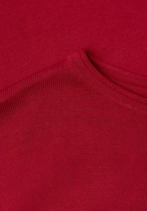 Trui met ronde hals en omgeslagen randen inferno red Close-up van rood stof met ronde hals en fijne gebreide structuur