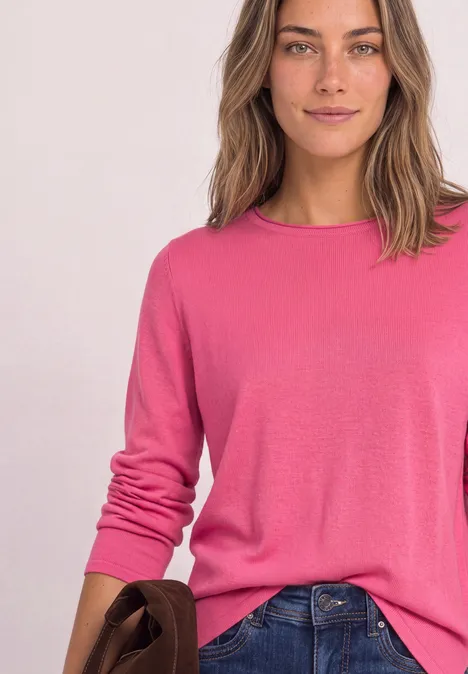 Trui met ronde hals en omgeslagen randen impact pink Vrouw in roze trui en spijkerbroek voor witte achtergrond