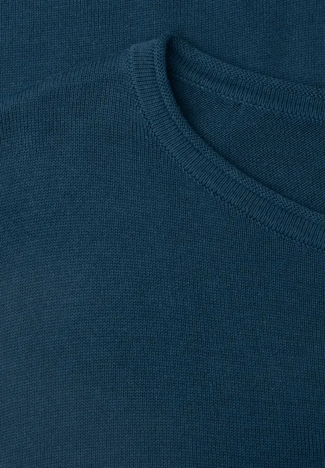 Nahaufnahme eines dunkelblauen T-Shirts mit rundem Ausschnitt und feiner Strickstruktur.