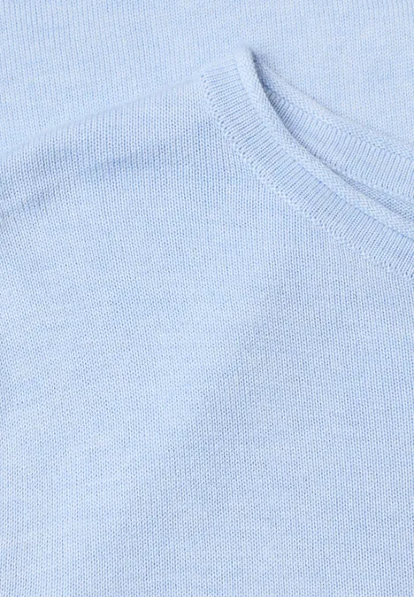 Trui met ronde hals en omgeslagen randen pale blue mel. Lichtblauw katoenen T-shirt, close-up van de ronde hals.