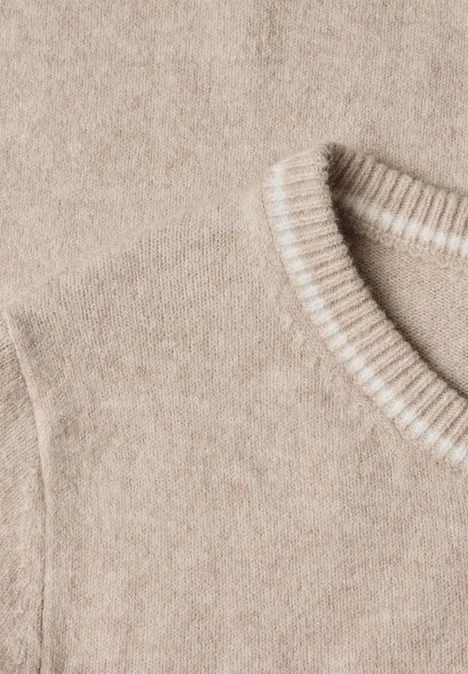 Kurzarm Pullover mit Kontrastdetail clay sand mel. Beige Strickpullover mit rundem Rippenkragen, sanfte Textur und gleichmäßiges Maschenbild.