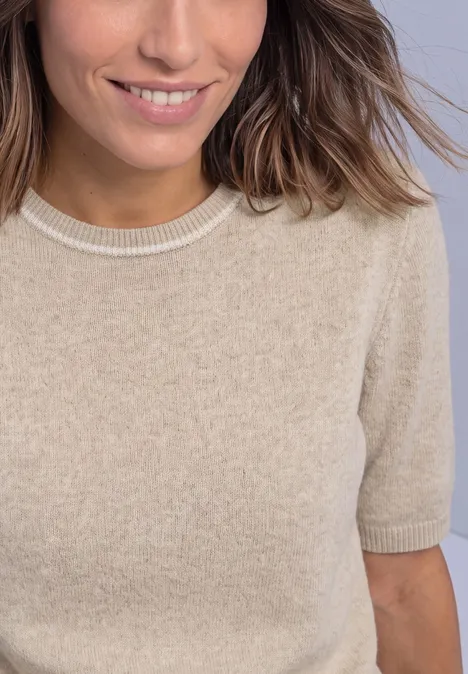 Kurzarm Pullover mit Kontrastdetail clay sand mel. Porträt einer lächelnden Frau in beigem Kurzarm-Strickoberteil.