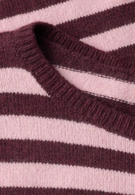Pullover mit Boat Neck und Streifen rustic rouge mel. Nahaufnahme eines gestrickten Pullovers mit rosa und weinroten Querstreifen.