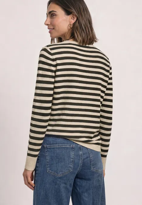 Pullover mit Boat Neck und Streifen clay sand mel. Eine Frau von hinten trägt einen gestreiften Pullover in Schwarz-Beige und eine blaue Jeans vor hellem Hintergrund.