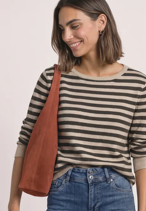 Pullover mit Boat Neck und Streifen clay sand mel. Eine lächelnde Frau mit kurzem Haar in gestreiftem Oberteil, Jeans und brauner Tasche.