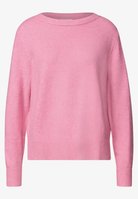 Un pull rose à col rond avec des manches longues.